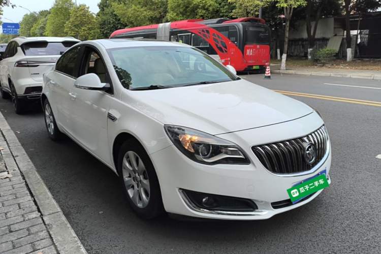 Used Buick Regal 2015 2.0L Leading Fashion Edition Front Right 45 Deg