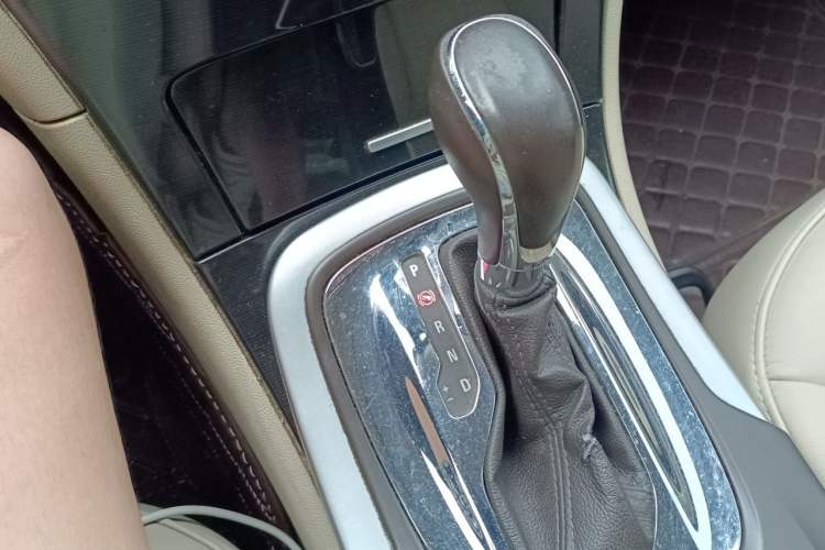 Used Buick Regal 2015 2.0L Elite Fashion Edition Gear Lever