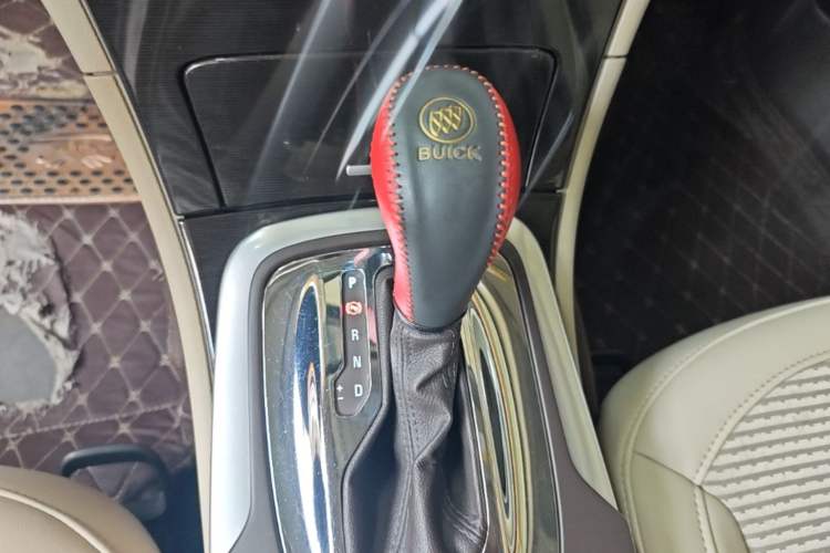 Used Buick Regal 2015 2.0L Leading Fashion Edition Gear Lever