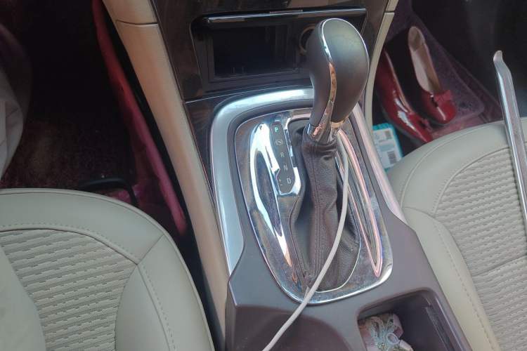 Used Buick Regal 2015 2.0L Leading Fashion Edition Gear Lever