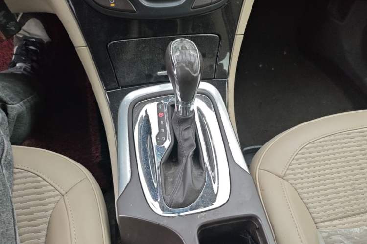 Used Buick Regal 2015 2.0L Leading Fashion Edition Gear Lever