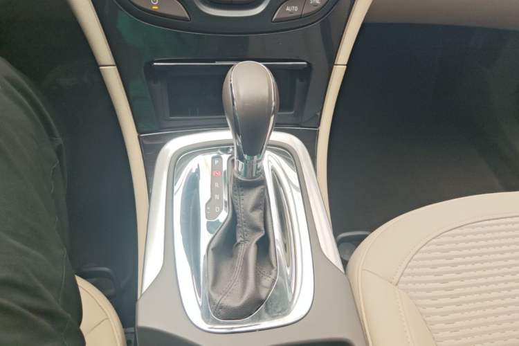 Used Buick Regal 2015 2.0L Leading Fashion Edition Gear Lever