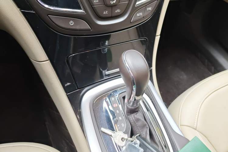 Used Buick Regal 2015 2.0L Elite Fashion Edition Gear Lever