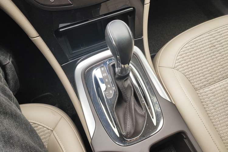Used Buick Regal 2015 2.0L Leading Fashion Edition Gear Lever