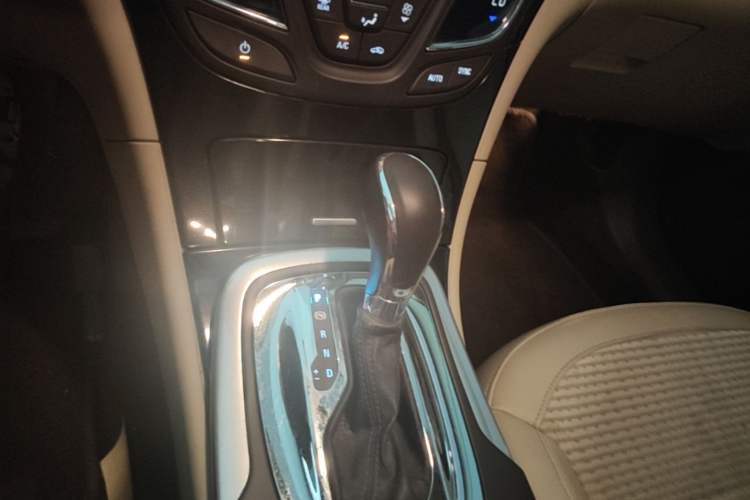 Used Buick Regal 2015 2.0L Leading Fashion Edition Gear Lever