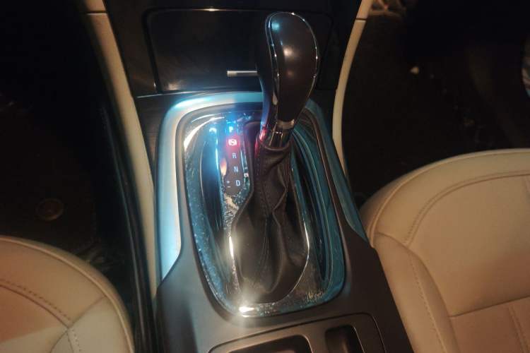 Used Buick Regal 2015 2.0L Elite Fashion Edition Gear Lever