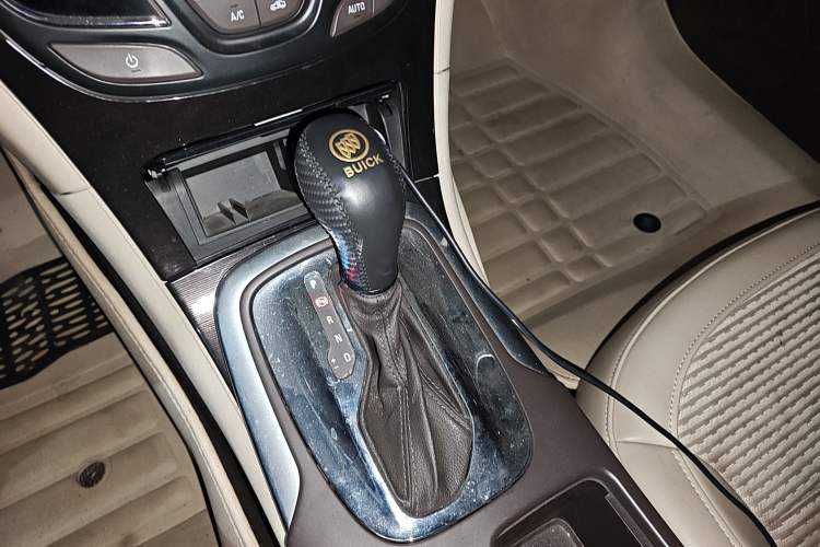Used Buick Regal 2015 2.0L Leading Fashion Edition Gear Lever