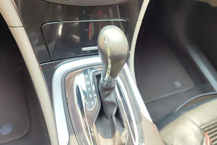 Used Buick Regal 2015 2.0L Leading Fashion Edition Gear Lever