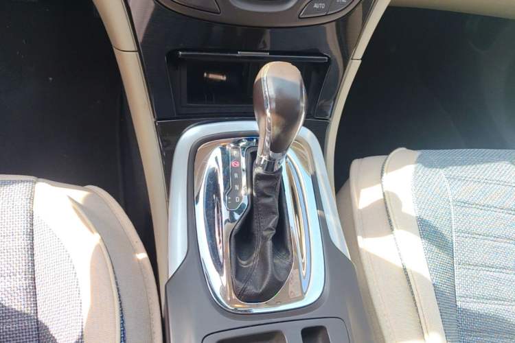 Used Buick Regal 2015 2.0L Elite Fashion Edition Gear Lever