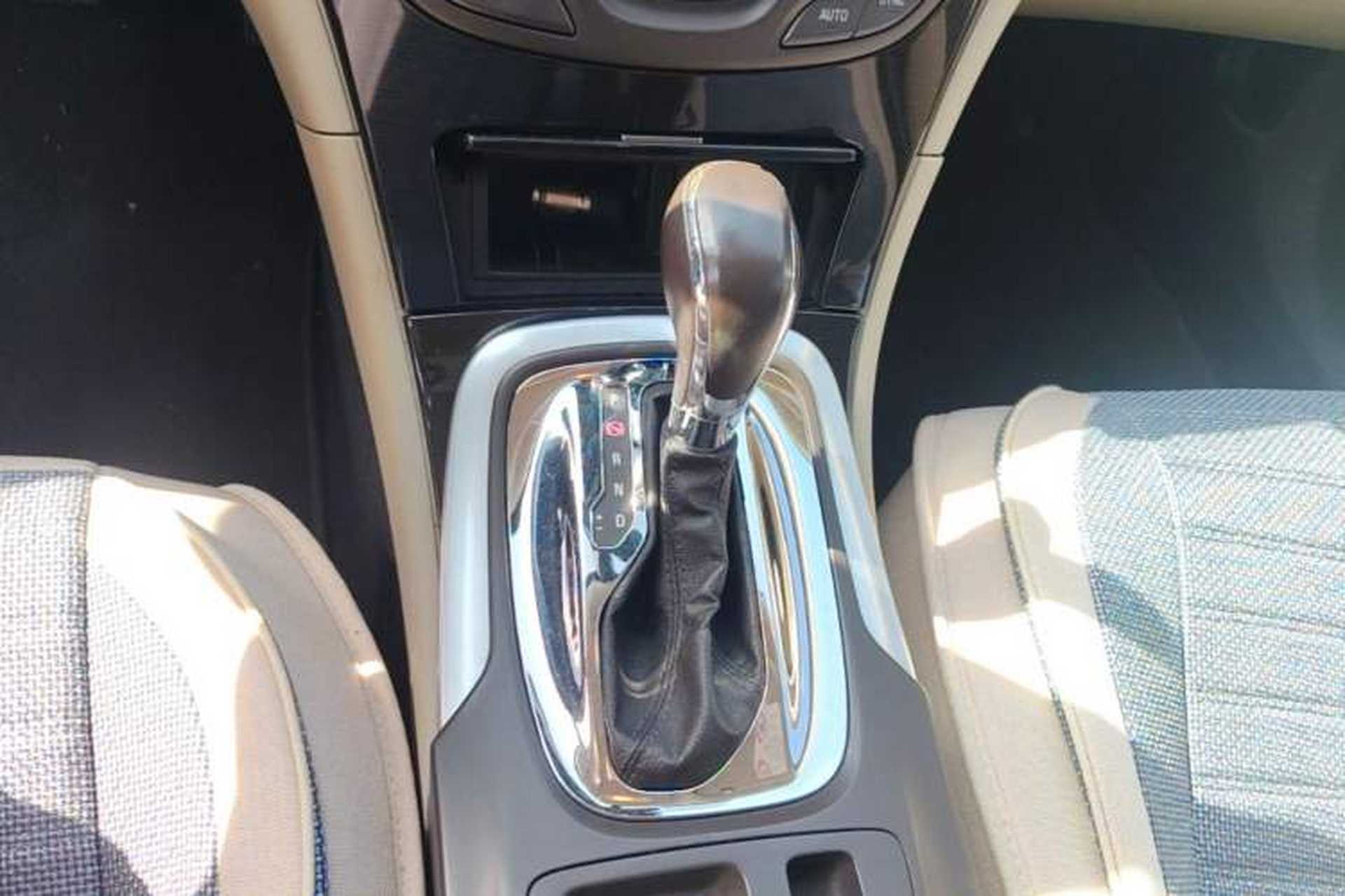 Used Buick Regal 2015 2.0L Elite Fashion Edition Gear Lever
