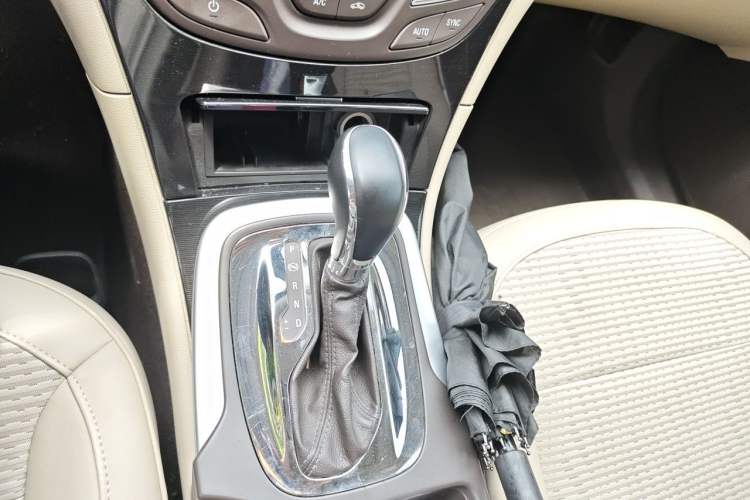 Used Buick Regal 2015 2.0L Leading Fashion Edition Gear Lever