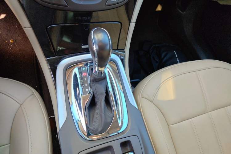 Used Buick Regal 2015 2.0L Elite Fashion Edition Gear Lever