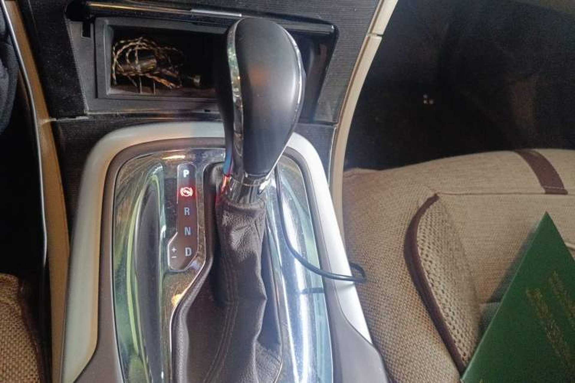 Used Buick Regal 2015 2.0L Elite Fashion Edition Gear Lever