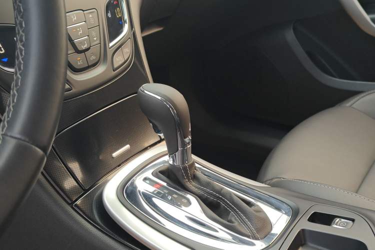 Used Buick Regal 2015 1.6T Elite Tech Model Gear Lever