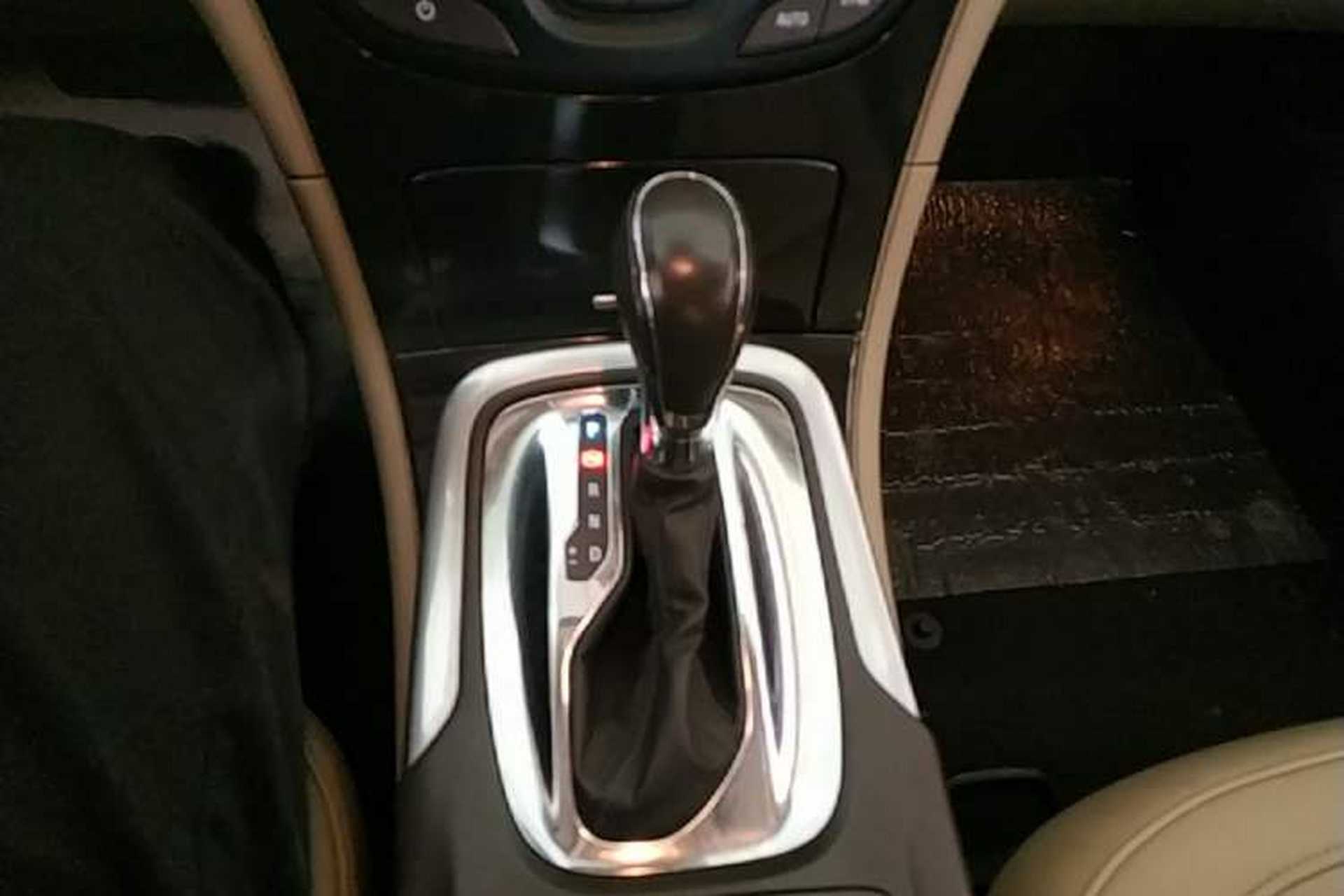Used Buick Regal 2015 2.0L Elite Fashion Edition Gear Lever