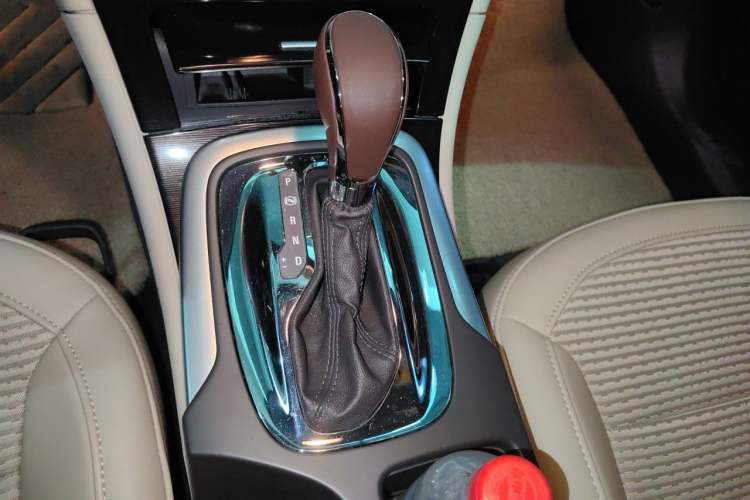 Used Buick Regal 2015 2.0L Leading Fashion Edition Gear Lever