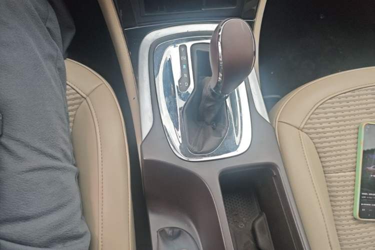 Used Buick Regal 2015 2.0L Leading Fashion Edition Gear Lever