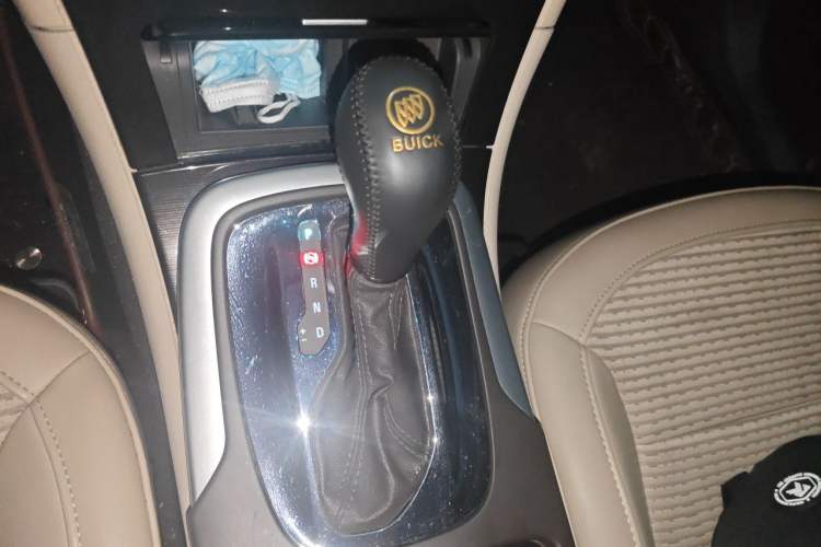 Used Buick Regal 2015 2.0L Leading Fashion Edition Gear Lever