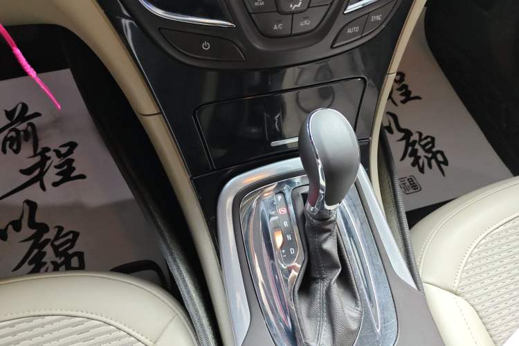 Used Buick Regal 2015 2.0L Leading Fashion Edition Gear Lever
