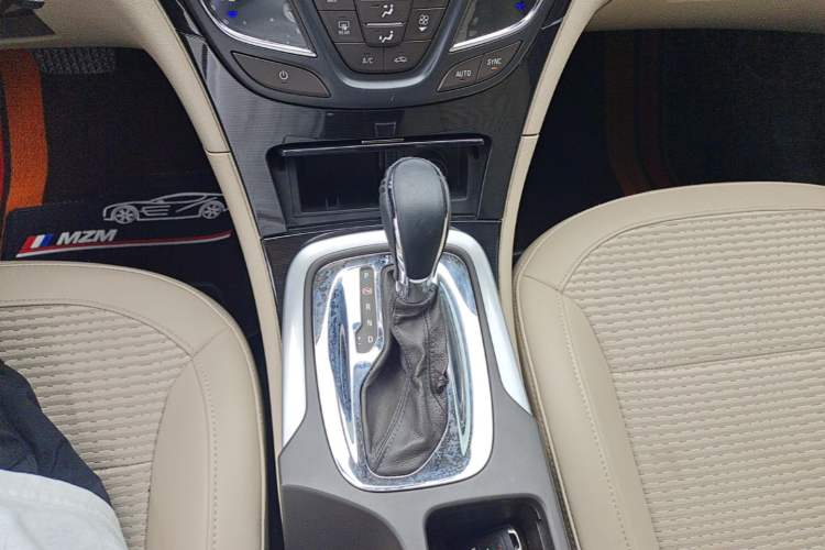 Used Buick Regal 2015 2.0L Leading Fashion Edition Gear Lever