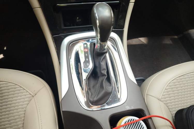 Used Buick Regal 2015 2.0L Leading Fashion Edition Gear Lever