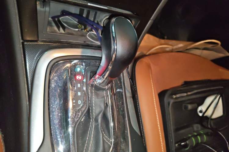 Used Buick Regal 2015 1.6T Elite Tech Model Gear Lever