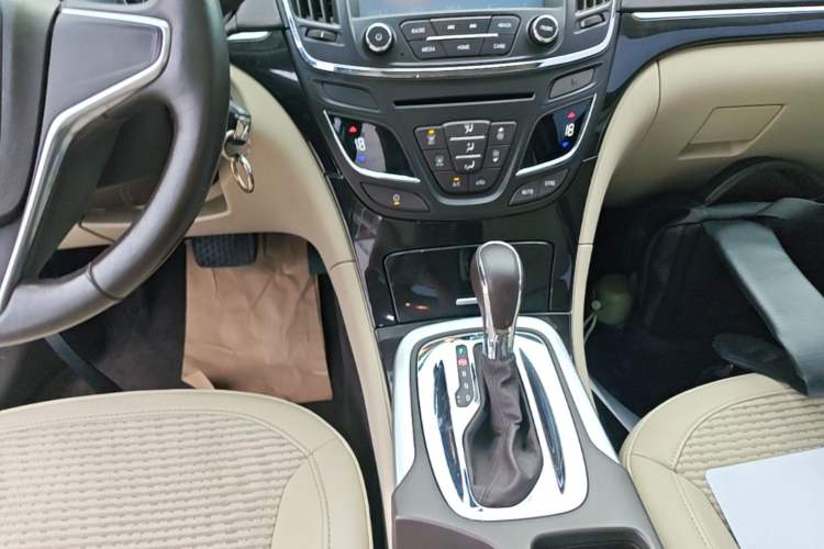 Used Buick Regal 2015 2.0L Leading Fashion Edition Gear Lever