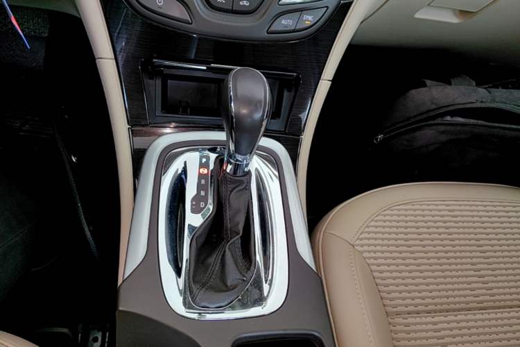 Used Buick Regal 2015 2.0L Leading Fashion Edition Gear Lever
