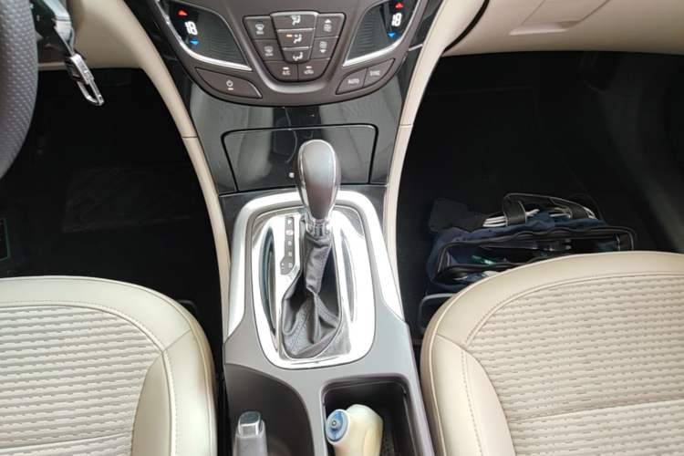 Used Buick Regal 2015 2.0L Leading Fashion Edition Gear Lever
