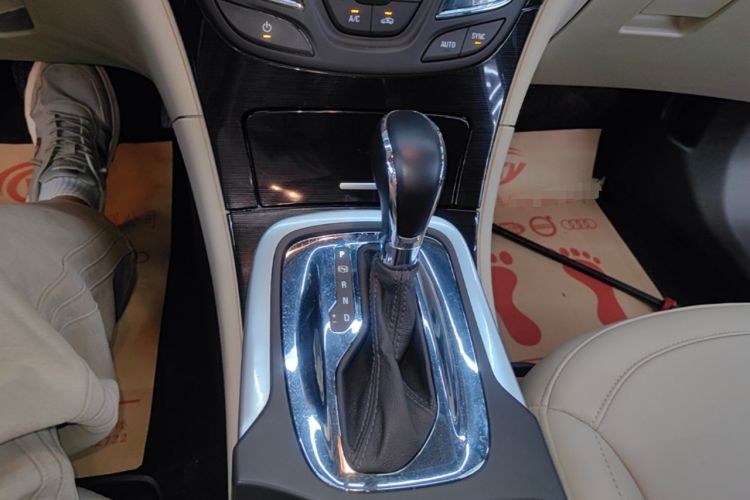 Used Buick Regal 2015 2.0L Leading Fashion Edition Gear Lever