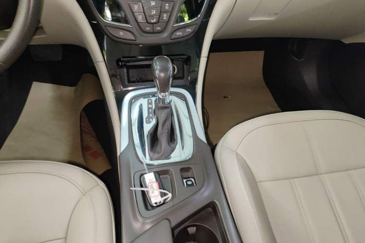 Used Buick Regal 2015 2.0L Elite Fashion Edition Gear Lever