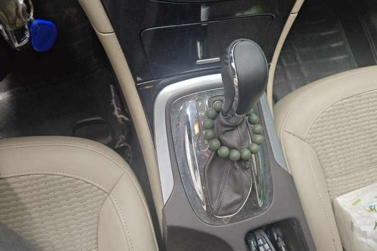 Used Buick Regal 2015 2.0L Leading Fashion Edition Gear Lever