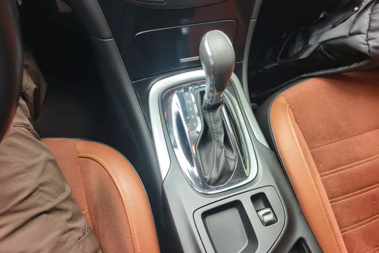 Used Buick Regal 2015 1.6T Elite Tech Model Gear Lever