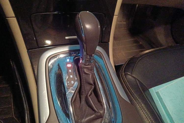 Used Buick Regal 2015 2.0L Leading Fashion Edition Gear Lever