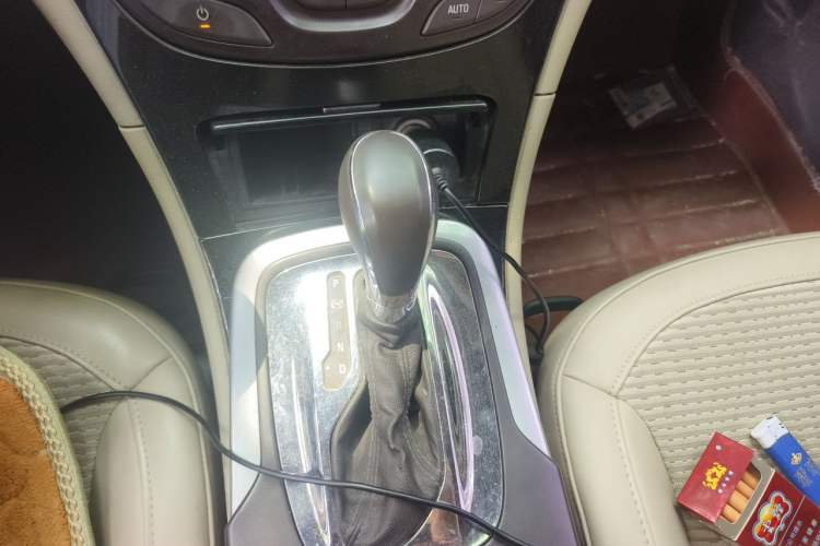 Used Buick Regal 2015 2.0L Leading Fashion Edition Gear Lever