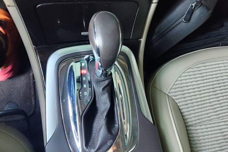 Used Buick Regal 2015 2.0L Leading Fashion Edition Gear Lever