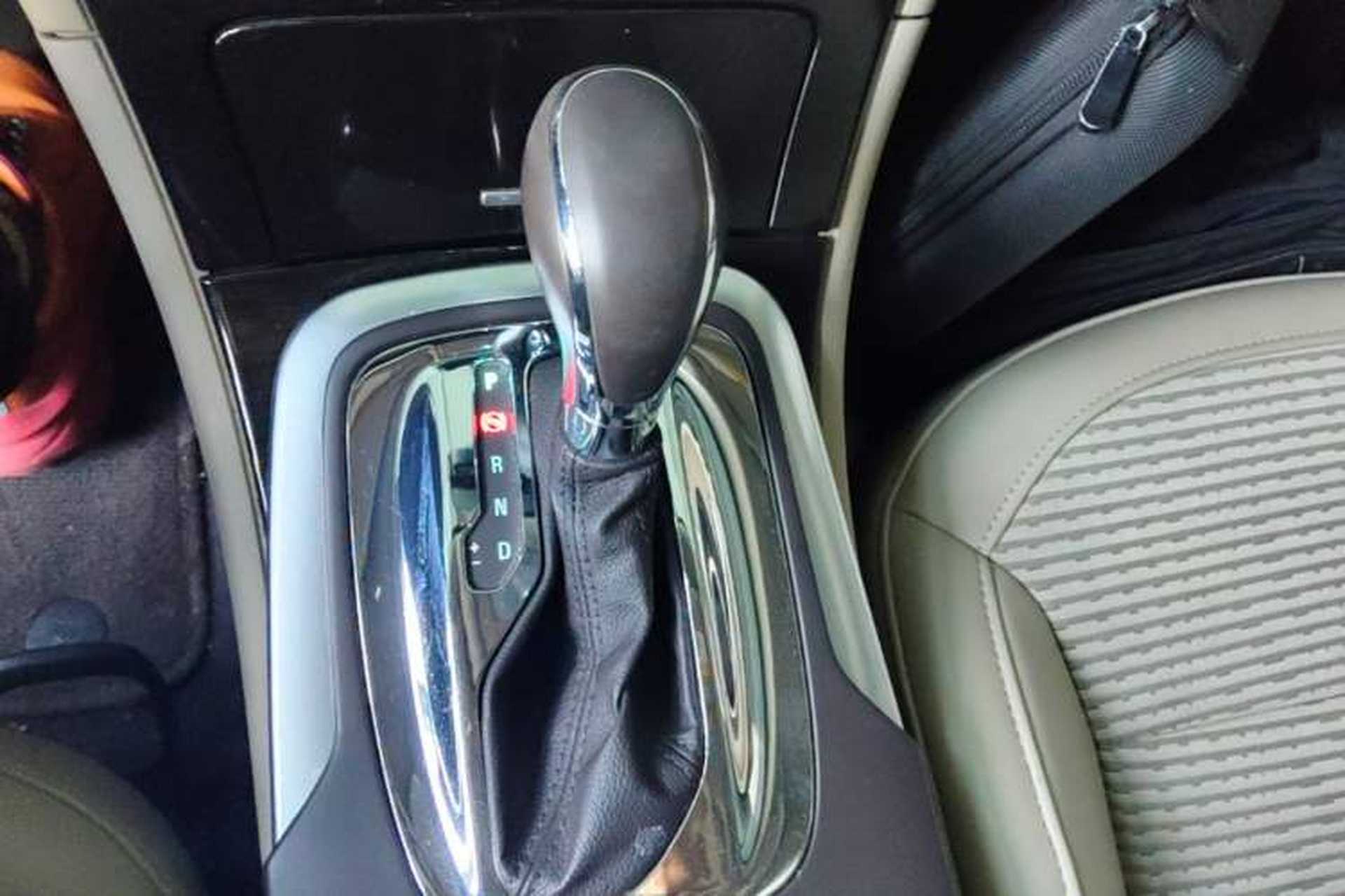 Used Buick Regal 2015 2.0L Leading Fashion Edition Gear Lever
