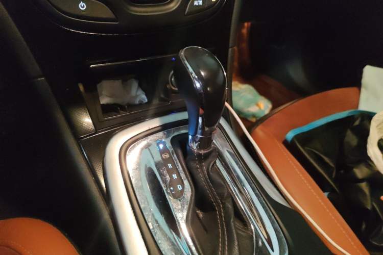 Used Buick Regal 2015 1.6T Elite Tech Model Gear Lever