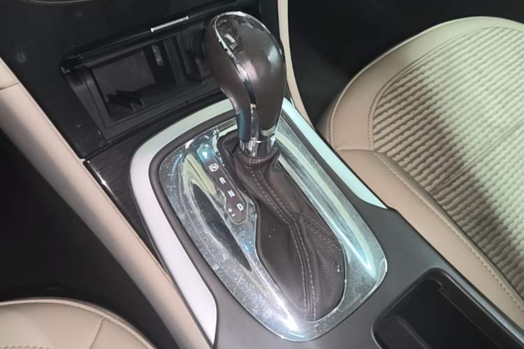 Used Buick Regal 2015 2.0L Leading Fashion Edition Gear Lever