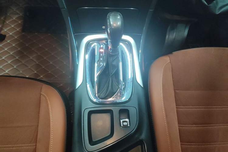 Used Buick Regal 2015 1.6T Elite Tech Model Gear Lever