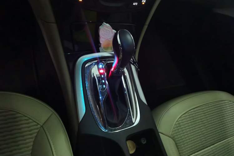 Used Buick Regal 2015 2.0L Leading Fashion Edition Gear Lever