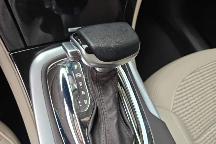 Used Buick Regal 2015 2.0L Leading Fashion Edition Gear Lever