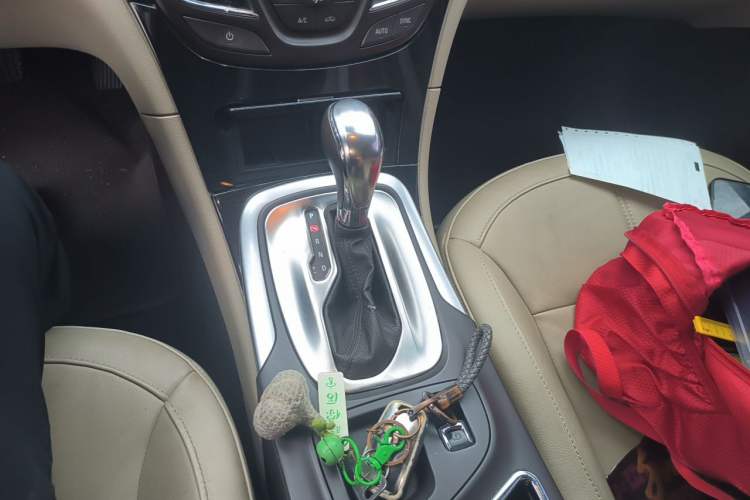 Used Buick Regal 2015 2.0L Elite Fashion Edition Gear Lever
