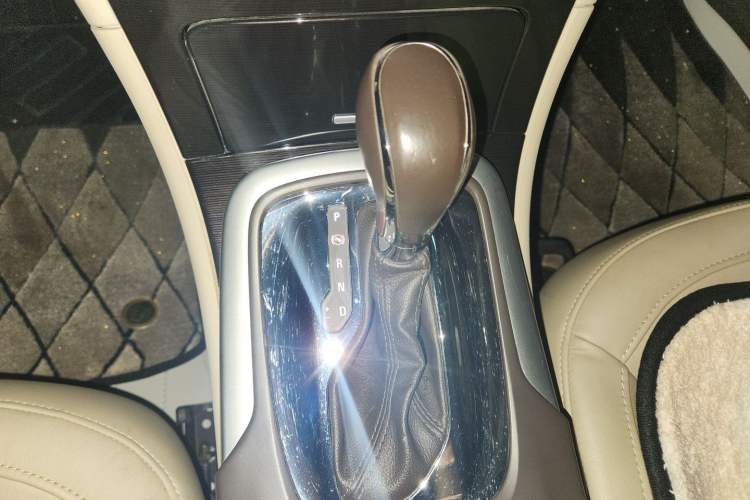 Used Buick Regal 2015 2.0L Elite Fashion Edition Gear Lever