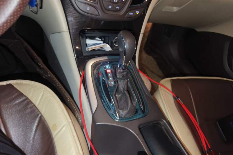 Used Buick Regal 2015 2.0L Leading Fashion Edition Gear Lever