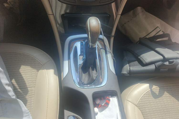 Used Buick Regal 2015 2.0L Leading Fashion Edition Gear Lever