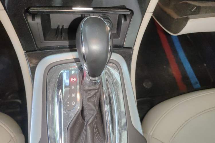 Used Buick Regal 2015 2.0L Leading Fashion Edition Gear Lever