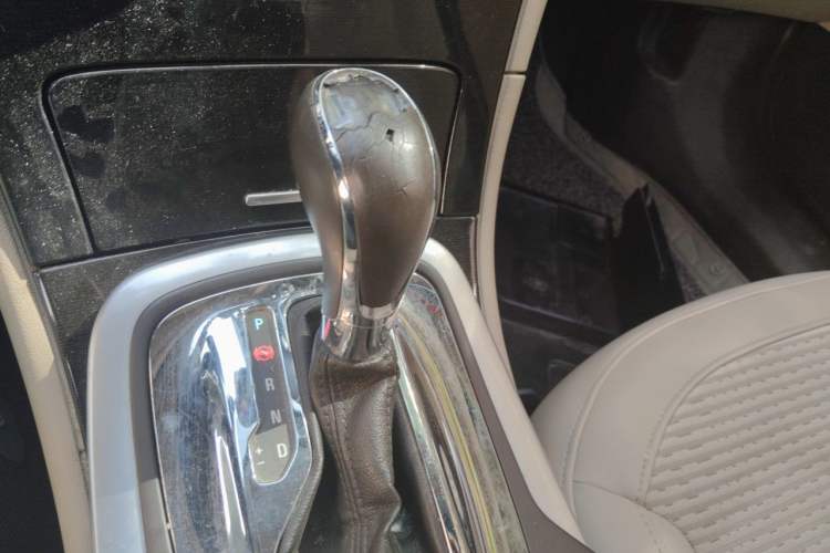Used Buick Regal 2015 2.0L Leading Fashion Edition Gear Lever