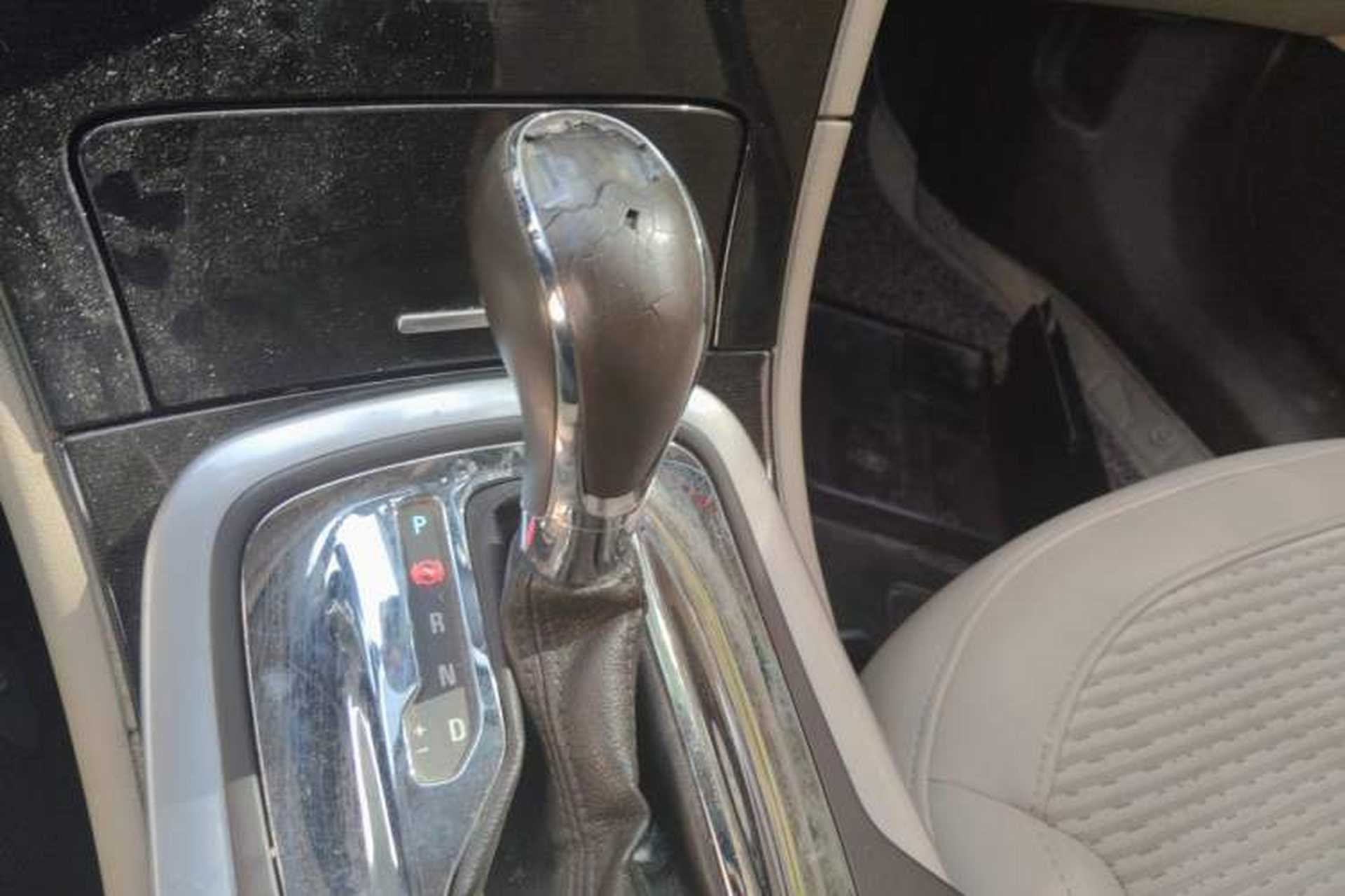 Used Buick Regal 2015 2.0L Leading Fashion Edition Gear Lever