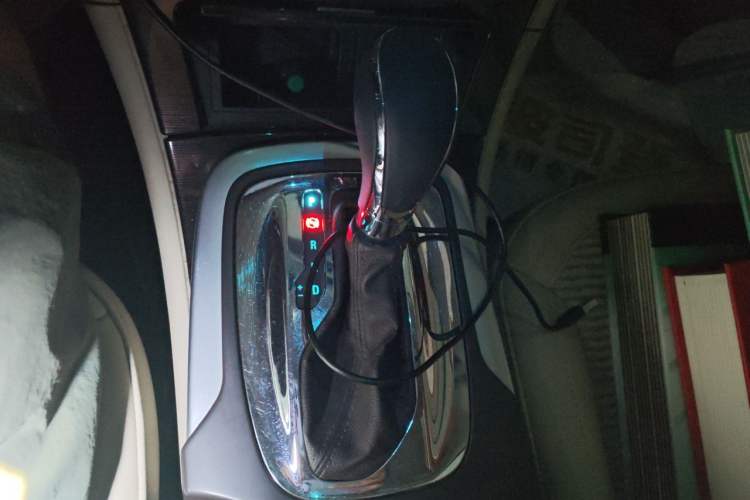 Used Buick Regal 2015 2.0L Leading Fashion Edition Gear Lever